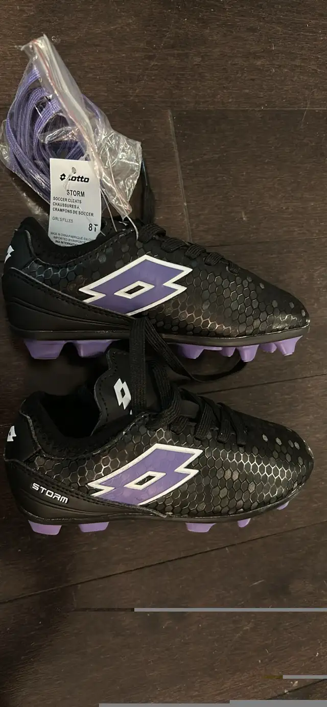 Soccer cleats toddler size 8T  in Soccer in City of Montréal - Image 4