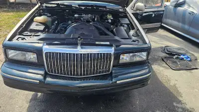 1997 Lincoln Town Car, equipped with a robust 4.6L engine and currently reading 280888 km on the odo...