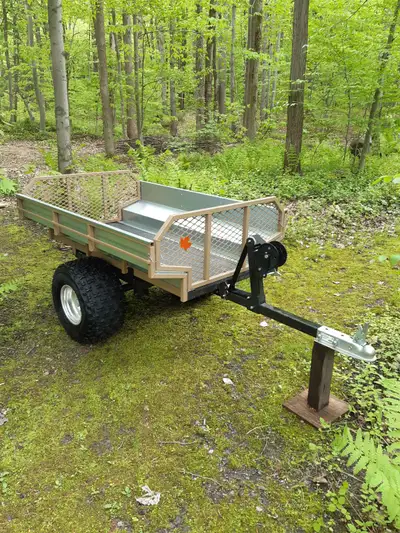 Remorque hors route avec benne basculante (dompeur). 18 pi cube, benne de 60'' x 45''. Dimensions ho...