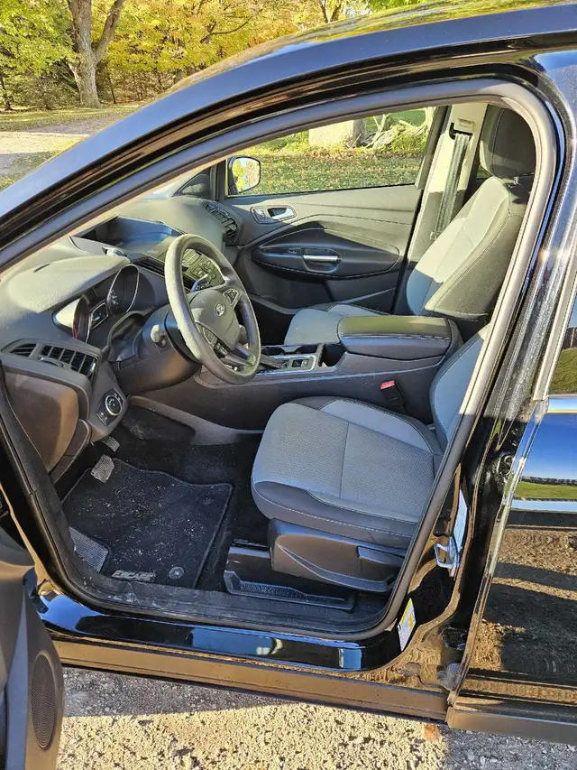 2017 Ford escape SE in Cars & Trucks in Grand Bend - Image 8