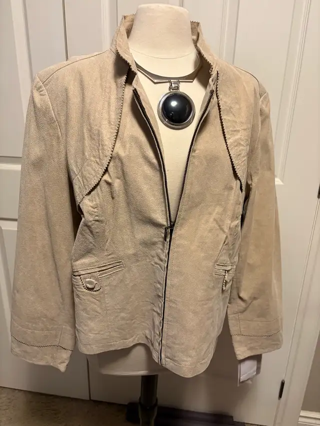 Woman’s Suede Jacket in Women's - Tops & Outerwear in Oakville / Halton Region - Image 2