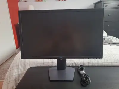 Écran Dell 24 pouces en très bonne condition, avec un stand solide qui pivote de gauche à droite et...