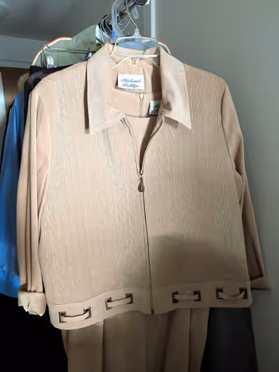 Grandeurs variés : Moyen - Large - X-large Tous en parfait état ou état neuf 10$ 15$ 20$ par morceau...