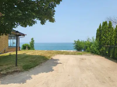 Close to all amenities, shopping centre, Park, Recreation centre, Liabrary and GoTransit. This large...