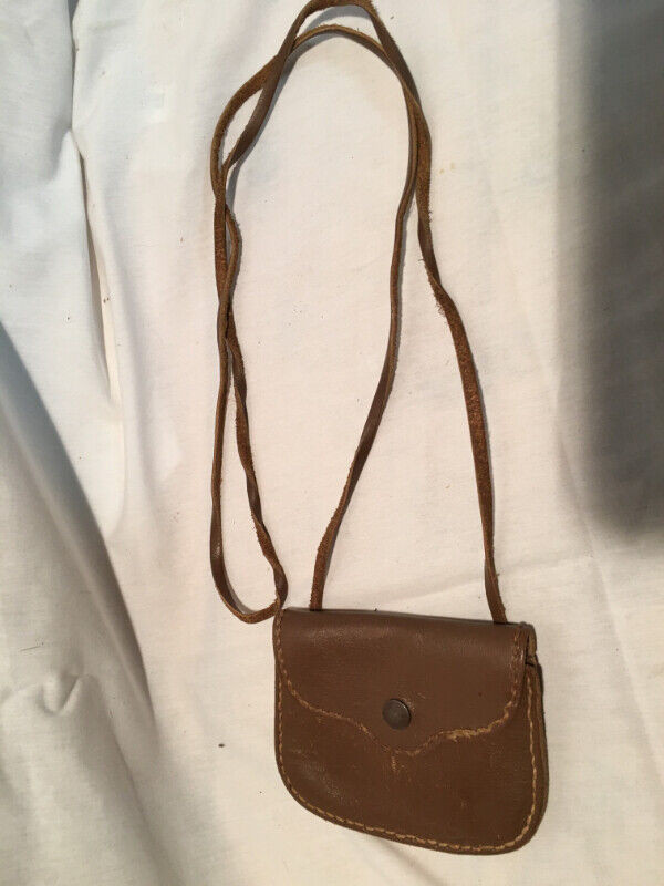 Vintage Small Brown Leather Crossbody Change Purse in Women's - Bags & Wallets in St. Catharines - Image 4