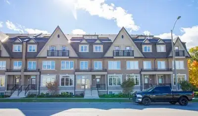 4 Beds Town Home Condo + Roof Top Terrance! * Fully Finished Basement With Separate Entrance and a 4...