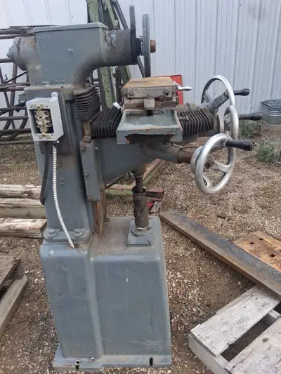 This Eagle surface grinding machine is a professional-grade workshop tool designed for precision met...