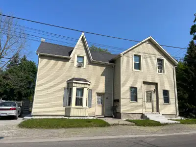 Available main level 2 bedroom Apartment with access to backyard. Close to amenities, shopping schoo...