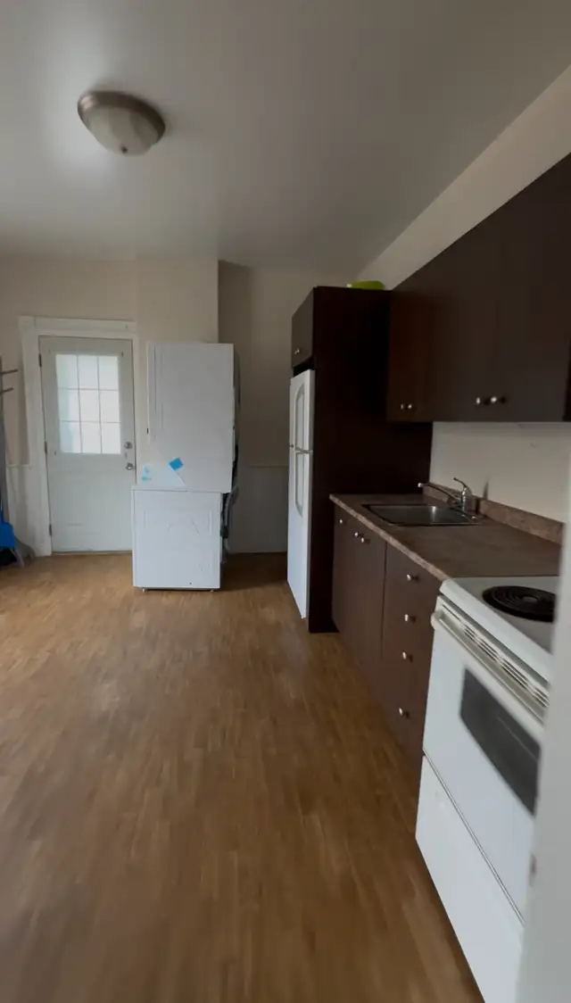 Master bedroom for rent in a spacious 3-bedroom townhouse in Room Rentals & Roommates in Peterborough - Image 6