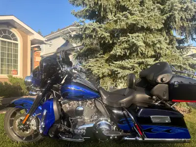 Selling a 2011 Harley Davidson Electric Glide Ultra Classic CVO The CVO ultra classic is a limited p...