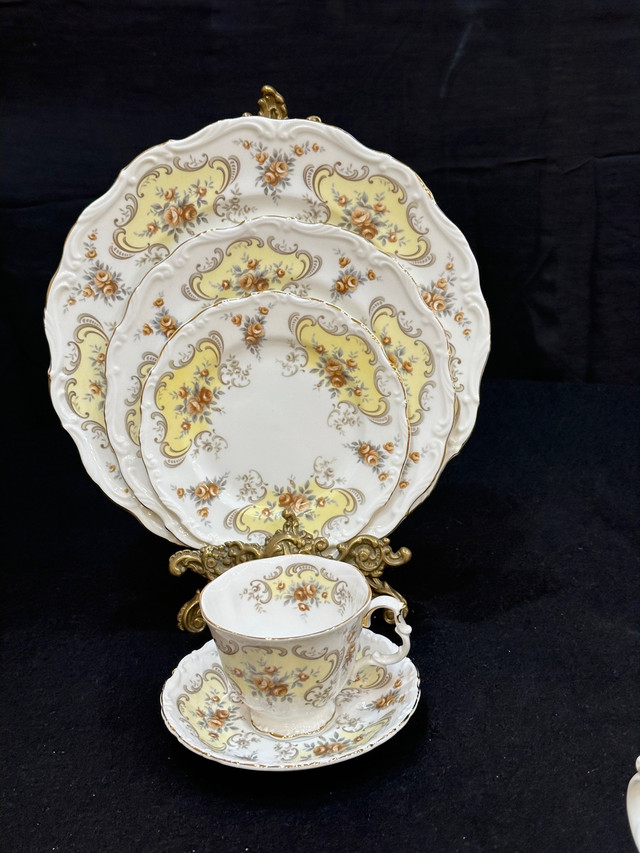 Royal Albert September Song dinner set and serving pieces  in Kitchen & Dining Wares in Ottawa - Image 4