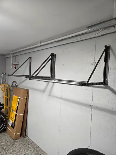 2 supports tres solide pouvant supporter jusqu a 300 livres par support peu s étiré jusqu a 50 pouce...