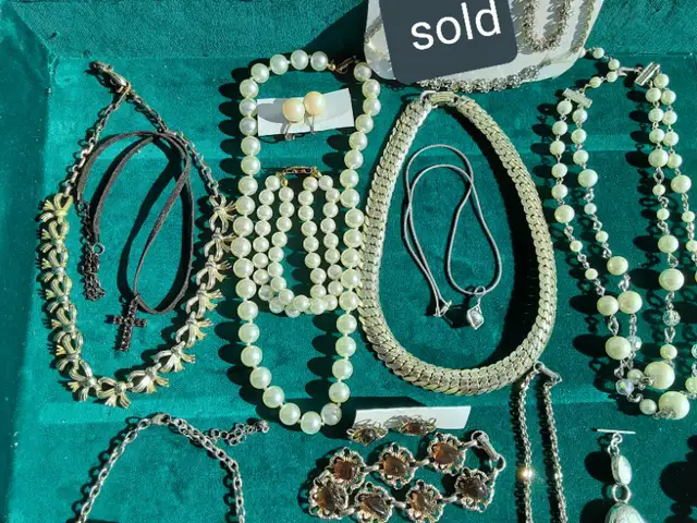 Vintage Jewelry Lot (Display Case not included) - $70 in Arts & Collectibles in Edmonton - Image 4