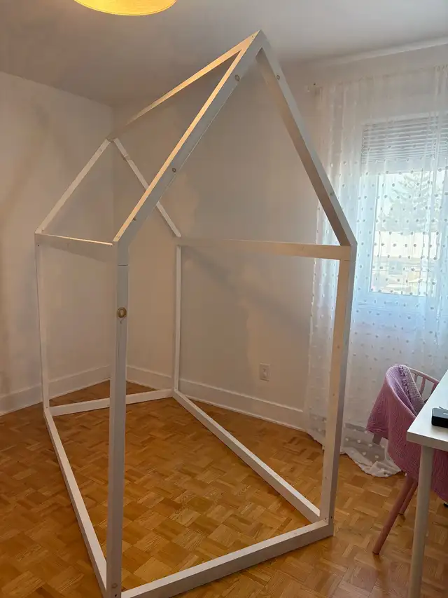 Lit cabane / maison Montesorri pour enfant in Beds & Mattresses in Longueuil / South Shore - Image 4