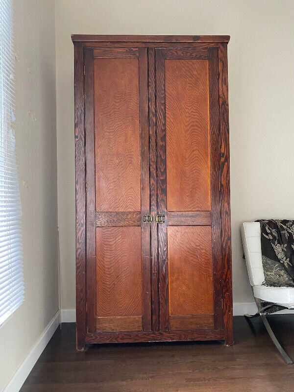 Armoire antique, vintage avec beaucoup de rangement dans Commodes et armoires  à Longueuil/Rive Sud - Image 2