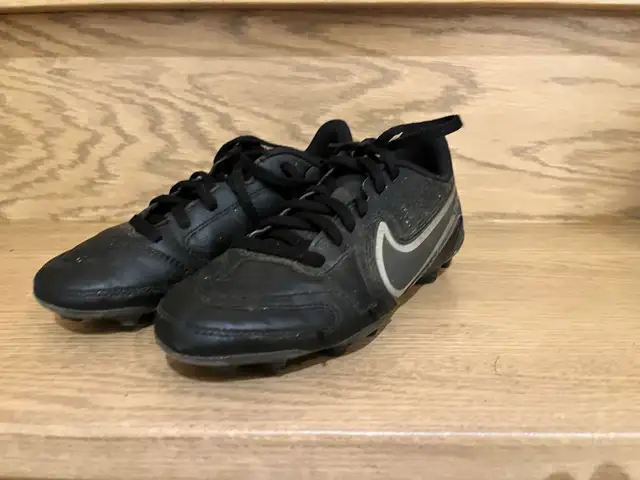 Souliers de soccer pour enfant (entre 5 et 20$) in Kids & Youth in Laval / North Shore - Image 4