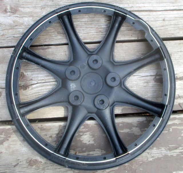 Wheel cover / hub cap, good shape - one only in Other Parts & Accessories in Dawson Creek - Image 2