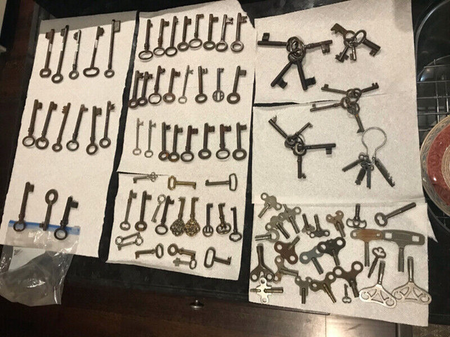 LOTS OF ASSORTED SKELETON KEYS - ANTIQUE DOORS DRAWERS CABINETS in Arts & Collectibles in Mississauga / Peel Region