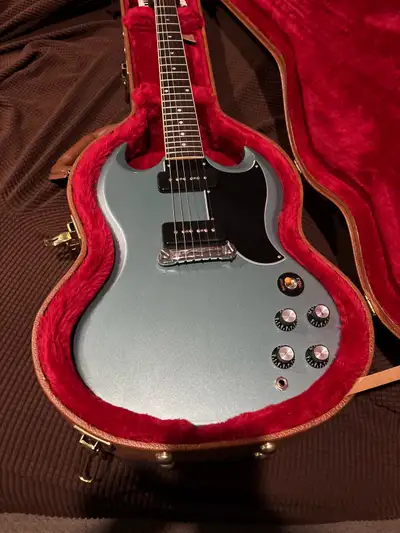 Great guitar just not using. Great condition no checking or dings It’s a Gibson SG… light , resonant...