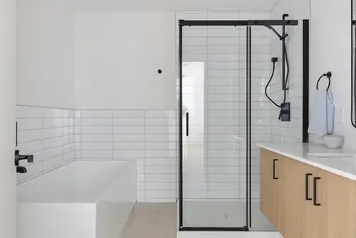 Découvrez ce magnifique 4 ½ situé au rez-de-chaussée d'une construction neuve, conçu pour vous offri...