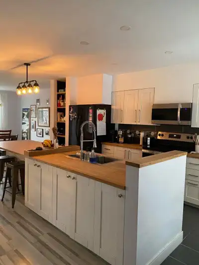 Superbe appartement spacieux et lumineux sur deux étages et demi. 3 chambres. 1 salle de bain. Dispo...