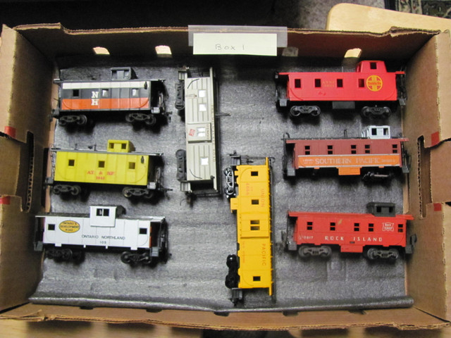 Ho train cars : a old collection of caboose's in Hobbies & Crafts in Richmond - Image 3