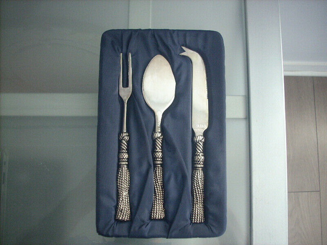 NEW VINTAGE SILEA 3 PIECE BOXED CHEESE TOOLS SET SILVER PLATE dans Vaisselle et articles de cuisine  à Ouest de l’Île - Image 2