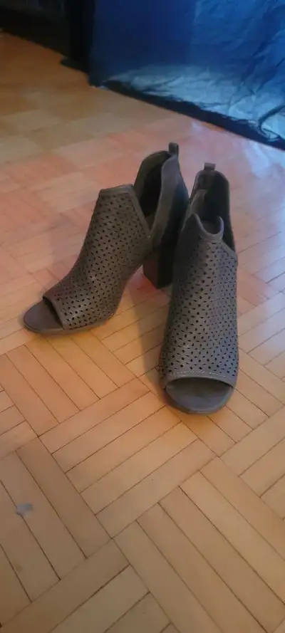 Women's Size 8 heels, View more