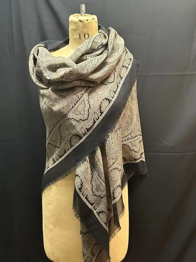 STUNNING YVES ST-LAURENT VINTAGE SHAWL in Women's - Tops & Outerwear in Ottawa - Image 4