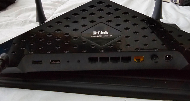 D-Link AC3200 3200Mbps 4-Port Tri Band Wi-Fi Router (DIR-890L/R) dans Réseaux  à Laval/Rive Nord - Image 3
