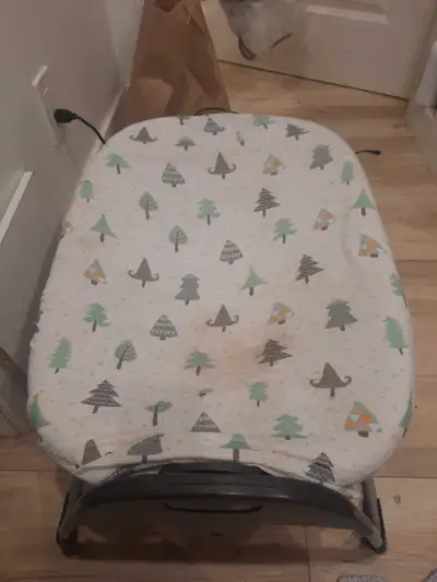 Reversible bassinet and changing table One side is a bassinet the other is a changing station I boug...
