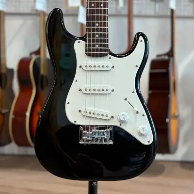 Squier Mini Stratocaster V2 - touche en Rosewood, Noir. Usagée, 174,99$ + Taxes. Prix ferme, non nég...