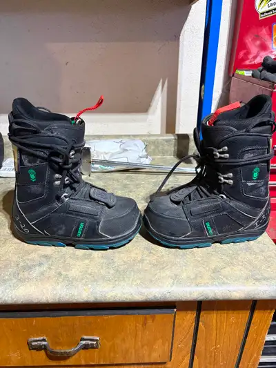 Burton size 5 kids snowboard boots.
