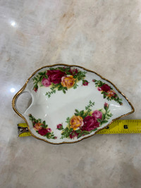 Old country roses leaf dish.
