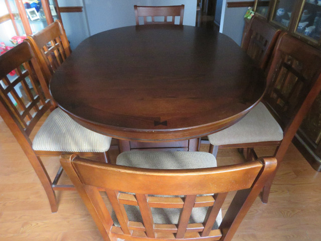 Dining table and 6 chairs in Dining Tables & Sets in Norfolk County - Image 2