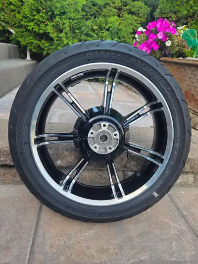 Neuf jamais installe. Road King 2020 Roue arrière, raison installation d'un mag et pneu de plus gran...