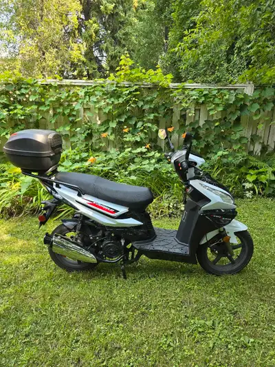 Scooter voyageur 2020 , acheté neuf en 2021 , un seul propriétaire entretien toujours fait au conces...
