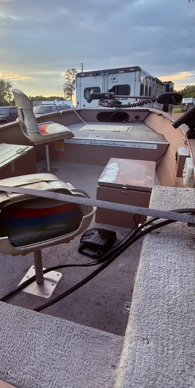 14 fishing boat and trailer. almost new Honda moter in Powerboats & Motorboats in Winnipeg - Image 9