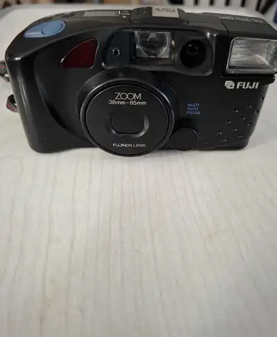 FUJI 35MM FILM CAMERA MANUAL BATTERY AND CARRYING BAG INCLUDED.
