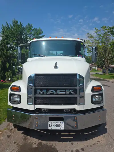 Mack MD7 from 2024 that was just put on the road in January 2026. Excellent overall condition. 33 30...