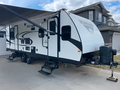 2017 Winnebago Minnie 2500FL - Financing Available * Like NEW condition. * Roof was just re-sealed t...