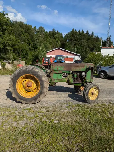 Tracteur antique John Deere 420 année 1956, 2 cylindre. Mécanique excellente condition. Besoin d' un...