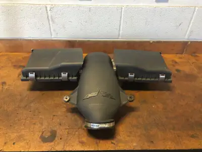 good used original air filter box for a 2006 or 2007 Corvette. no air filters.