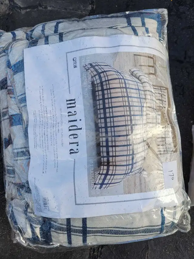 5 PC. Comforter set  in Bedding in Markham / York Region - Image 4