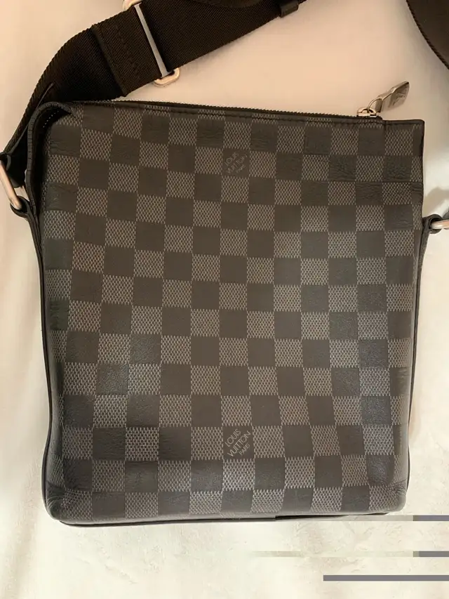 Louis Vuitton discovery bb messenger in Other in City of Toronto - Image 3