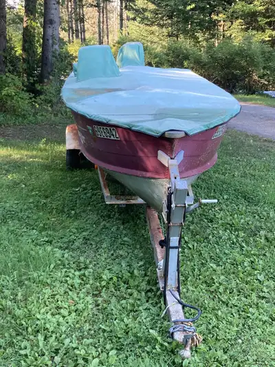 Side console boat, 35hp Evinrude 2 stroke with electric start and trailer.