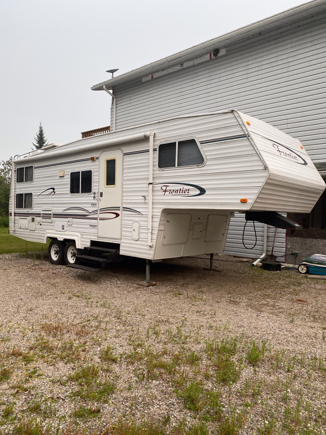 2002 Frontier 5th wheel camper in Travel Trailers & Campers in Thunder Bay