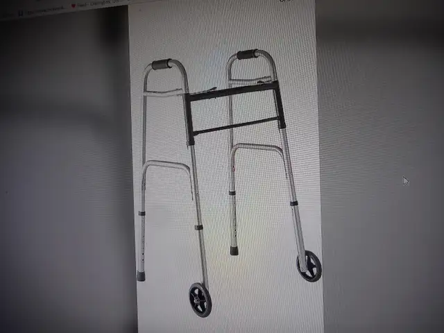 WALKER FOLD UP & COMES WITH WHEELS