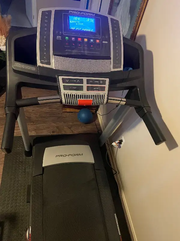 Treadmill in Exercise Equipment in Oshawa / Durham Region - Image 2