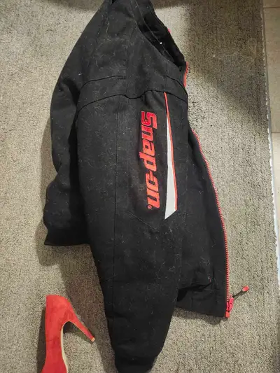 Selling a used Snap-on jacket, perfect for staying warm while showing off your favourite tool brand....